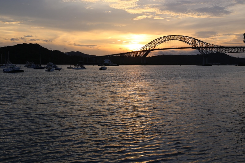 die Brücke mit Sonnenuntergang